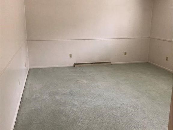 5th image of 409 Clawson Ave