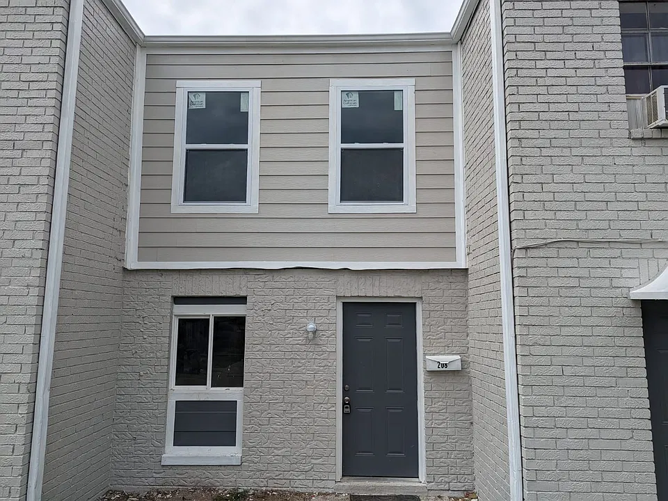 208 Helen St