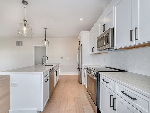 3rd image of 62 Foundry St #315