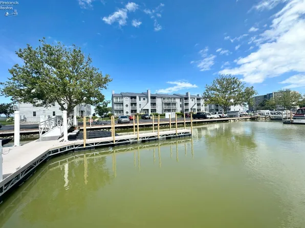 328 Clinton Reef Dr, Port Clinton, OH 43452