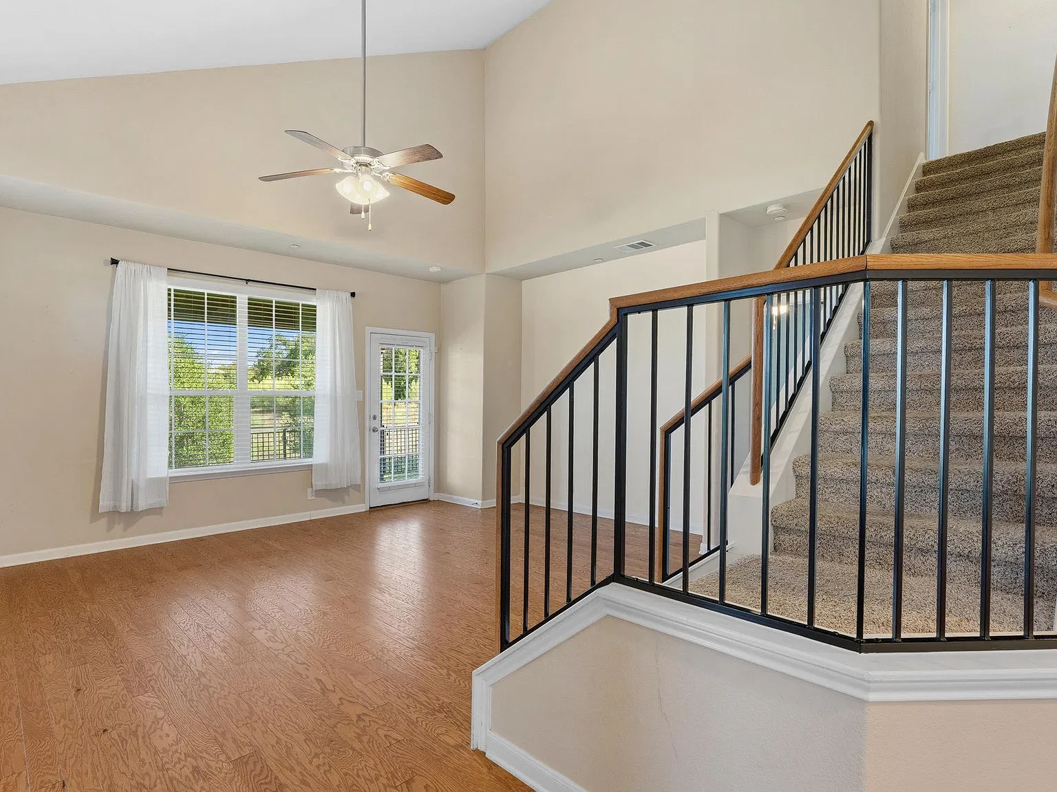 3 bed, 2.5 bath, 1687 sqft, $2,400 — Photo 2