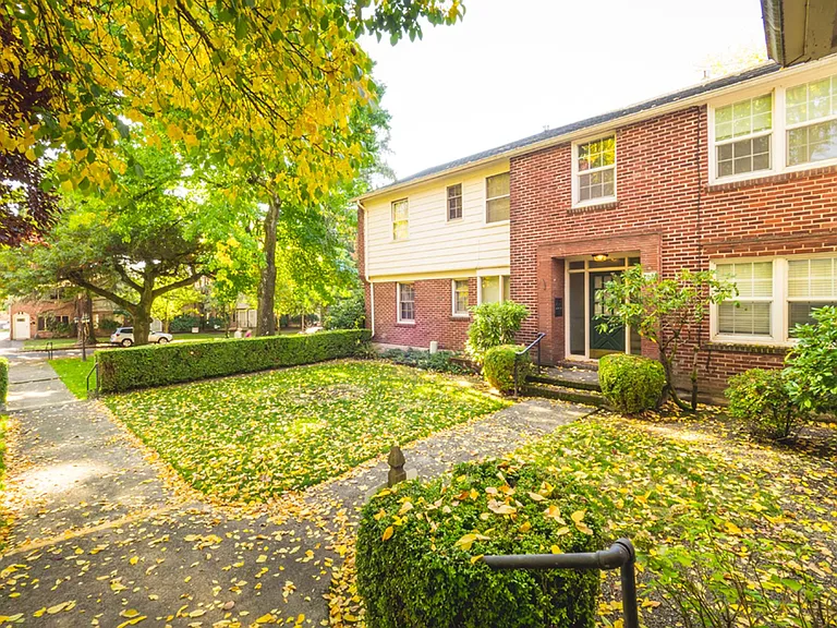 Colonial Park Apartments - Comfortable Living with a $99 Deposit Move-In Special — Photo 15