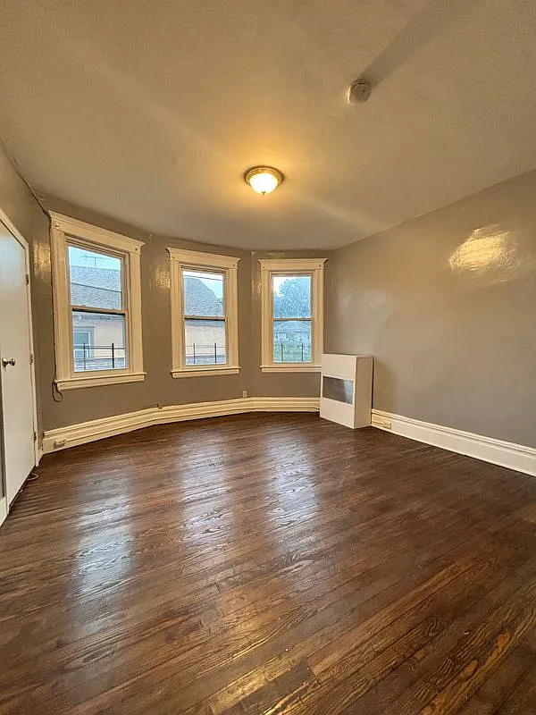 3 bed, 1.0 bath, 1200 sqft, $3,300 — Photo 2