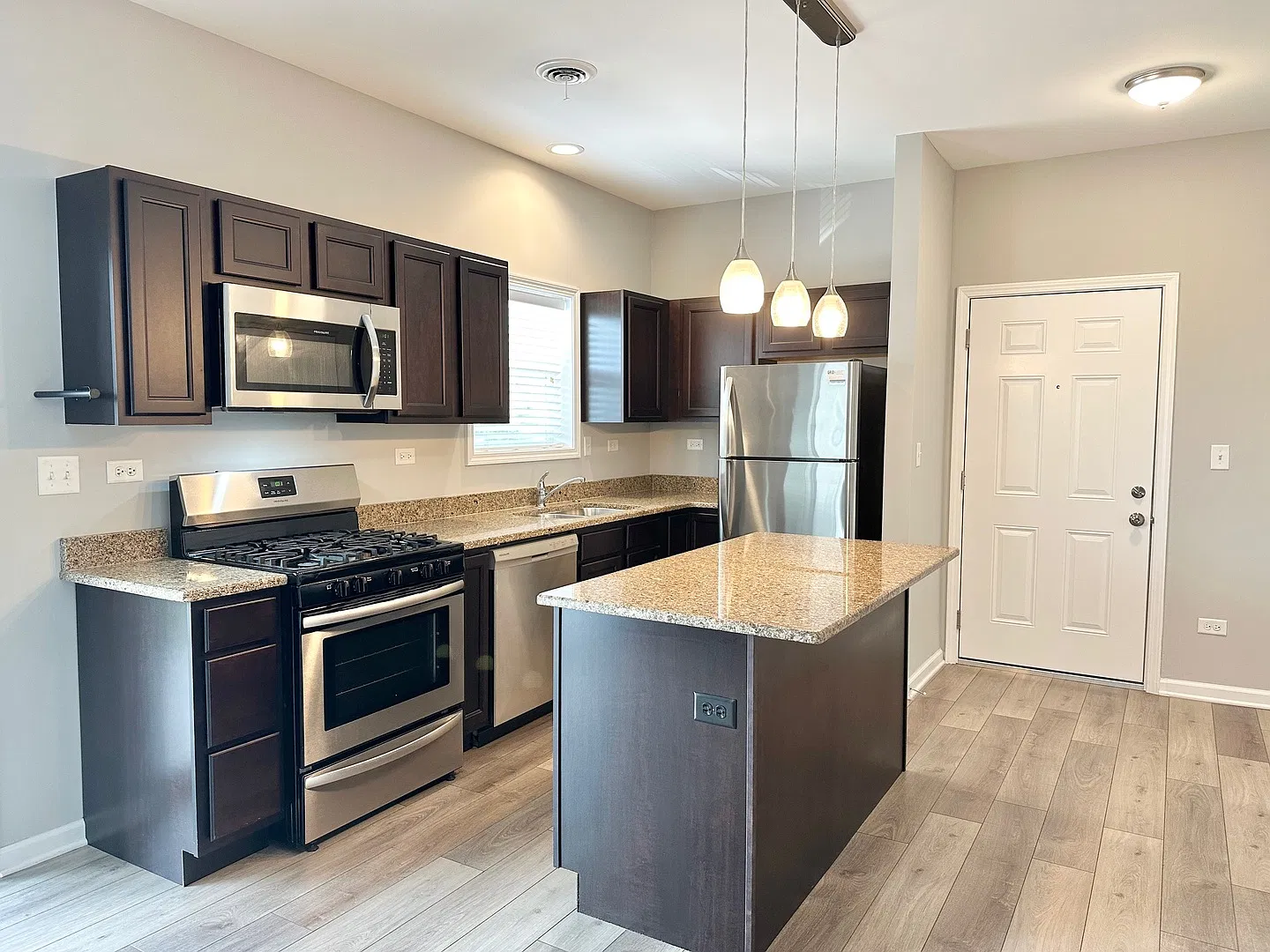 2 bed, 925 sqft, $1,900 — Photo 2