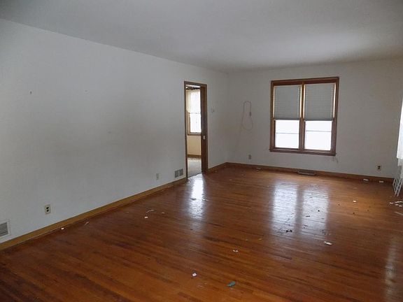 4th image of 901 Summit Dr