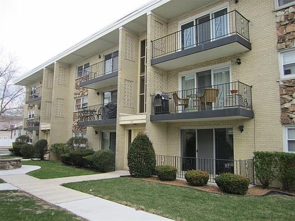 2nd image of 6589 N Northwest Hwy #1