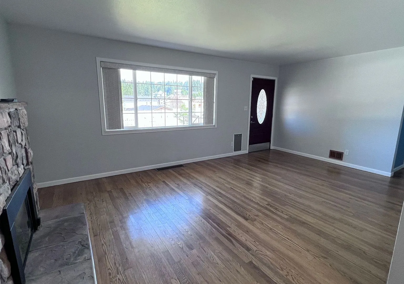 Charming 2 Bed, 2 Bath Farm-Style Home in Greenacres, WA! — Photo 3