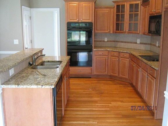4th image of 28 White Rose Ct