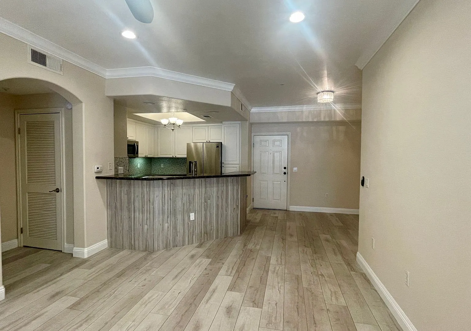 Beautiful 2 bedrooms + Den/Office or Bonus room, 2 bath condo in La Jolla for rent! — Photo 3