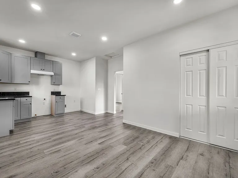 5842 Denver Ave — Photo 3