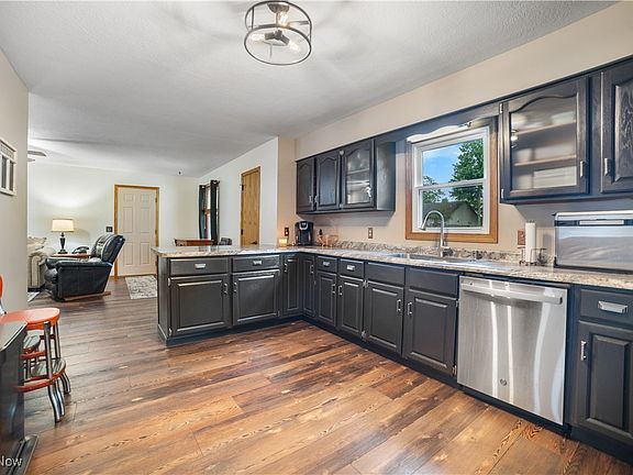 4th image of 707 Kennedy Dr