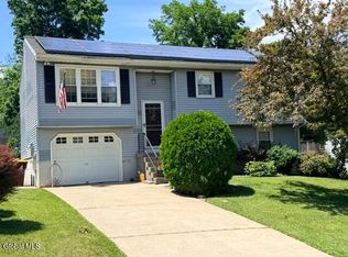 12 Barber Dr, Rensselaer, NY 12144