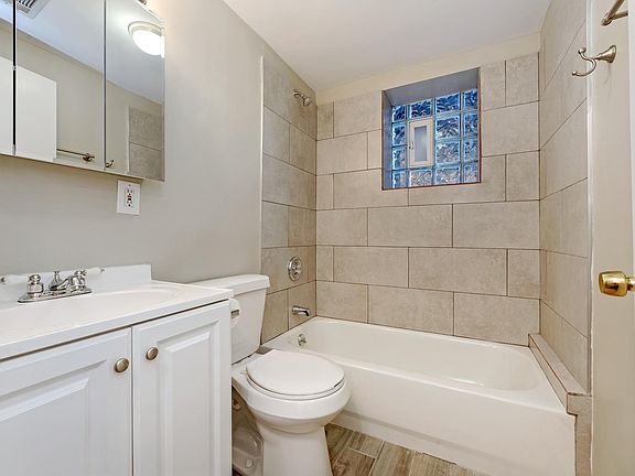 4th image of 1938 W Melrose St #1