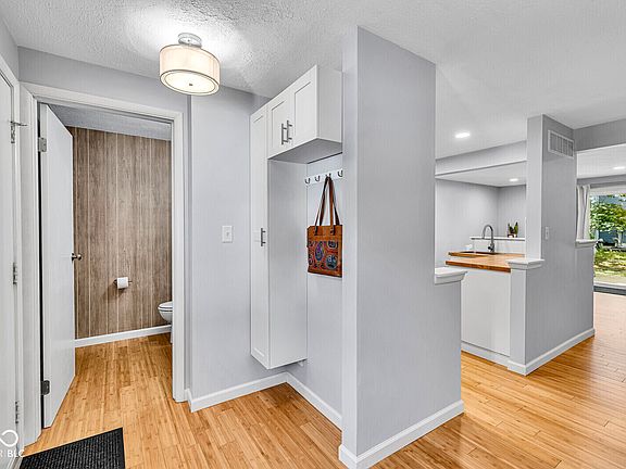 5th image of 9442 Timber View Dr