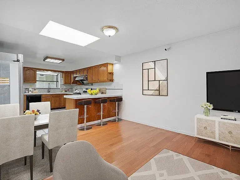 565 Crespi Dr — Photo 4