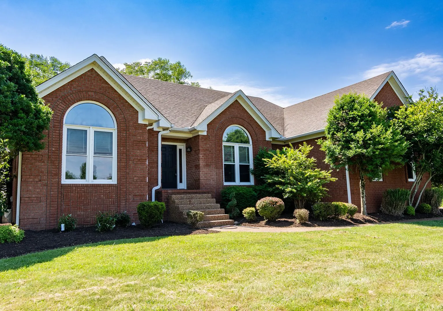 For Lease- 4 Bedroom Home In Lebanon! — Photo 1