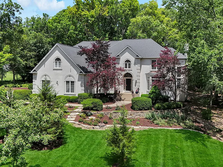 36W244 Fieldcrest Dr — Photo 3