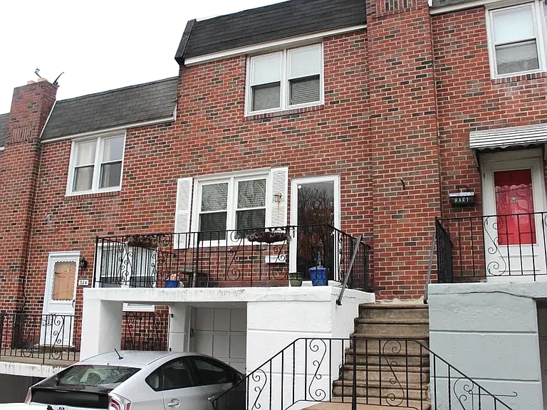 front of house showing garage