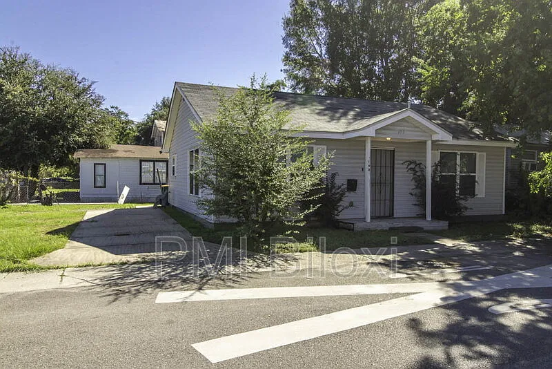 3 bed, 1.0 bath, 990 sqft, $1,400 — Photo 4