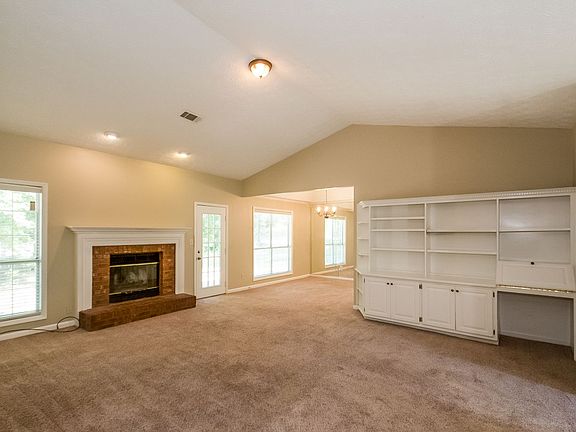 4th image of 185 Chesterfield Ct