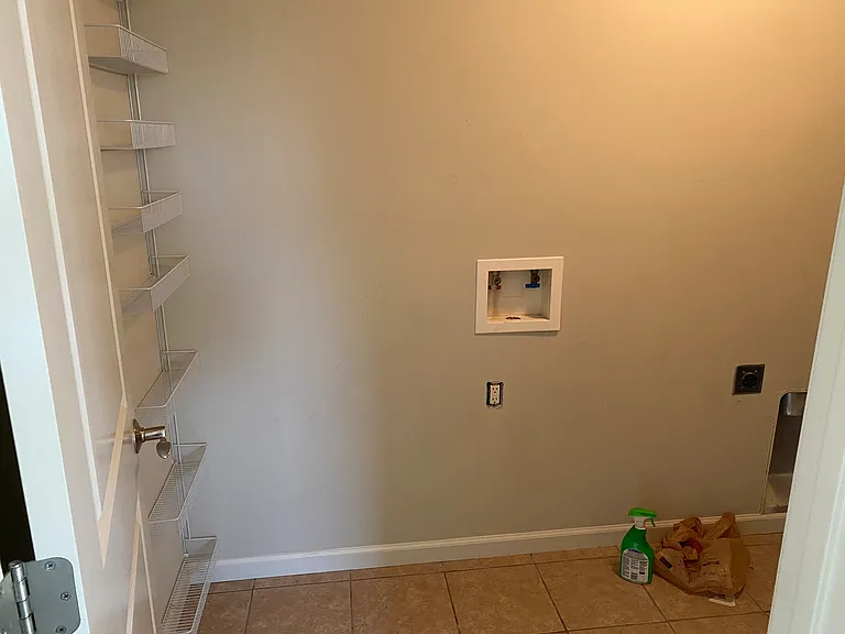 504 Colony Grv #A — Photo 6