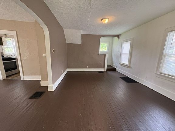 3rd image of 668 Roscoe Ave