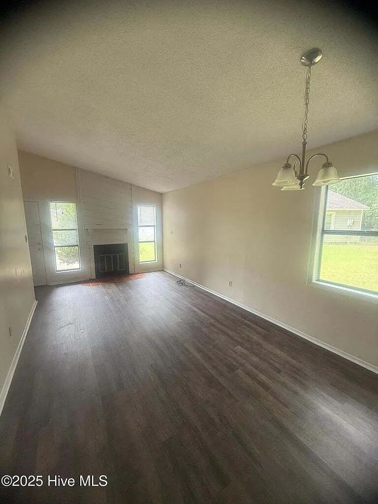 2 bed, 1.0 bath, 850 sqft, $1,050 — Photo 3