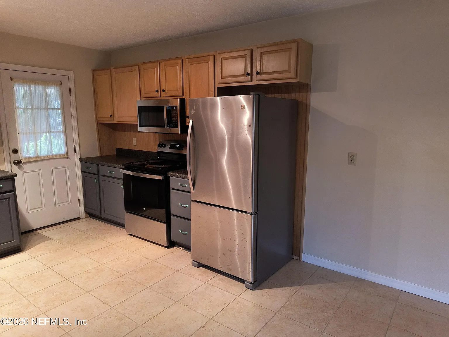 3 bed, 2.0 bath, 1296 sqft, $2,000 — Photo 3
