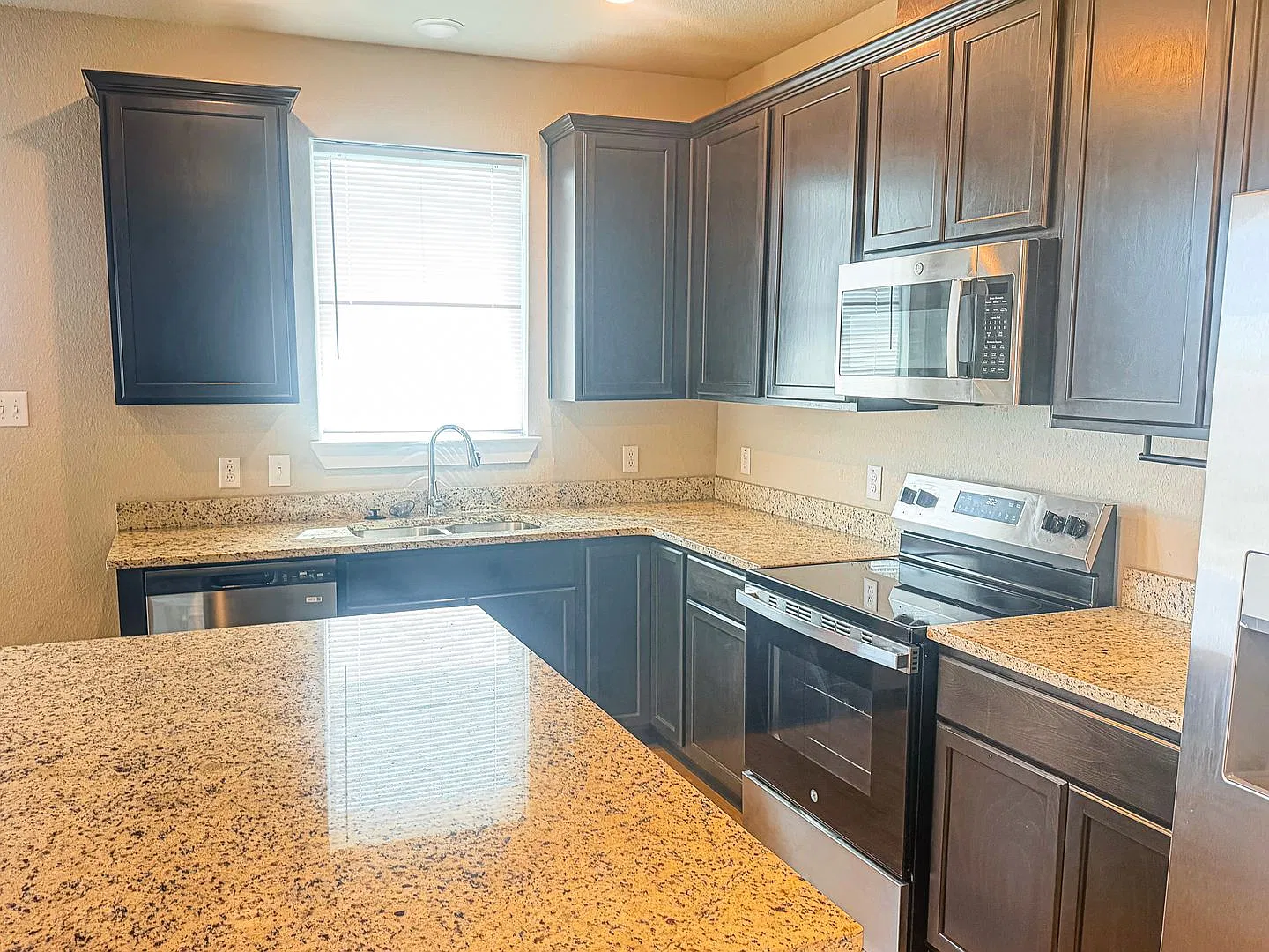 927 James Parker Cir... Longhorn Properties.. — Photo 3