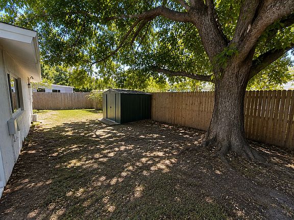 4th image of 1812 47th Avenue Dr W