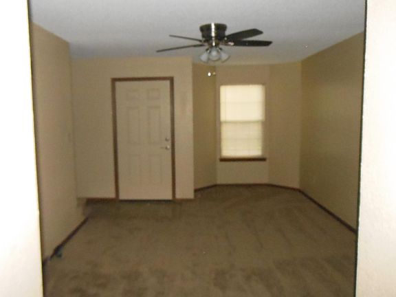 3rd image of 613 NE English Manor Dr APT A