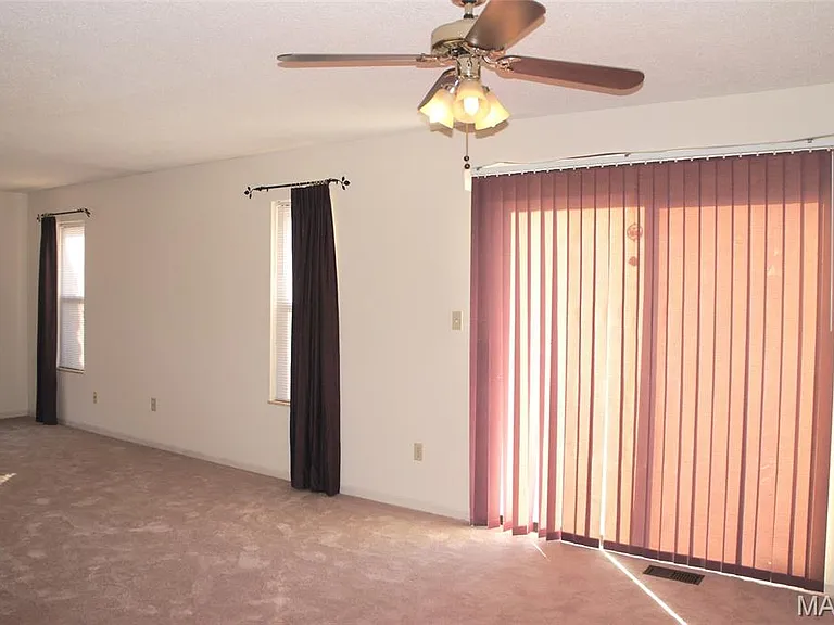 1420 Royal Oak Ct — Photo 4