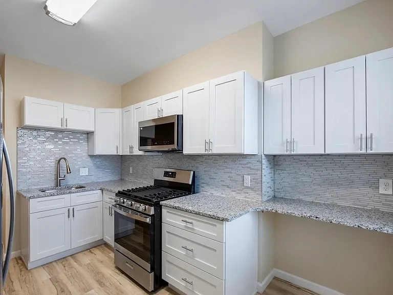 2108 W Baltimore St — Photo 12