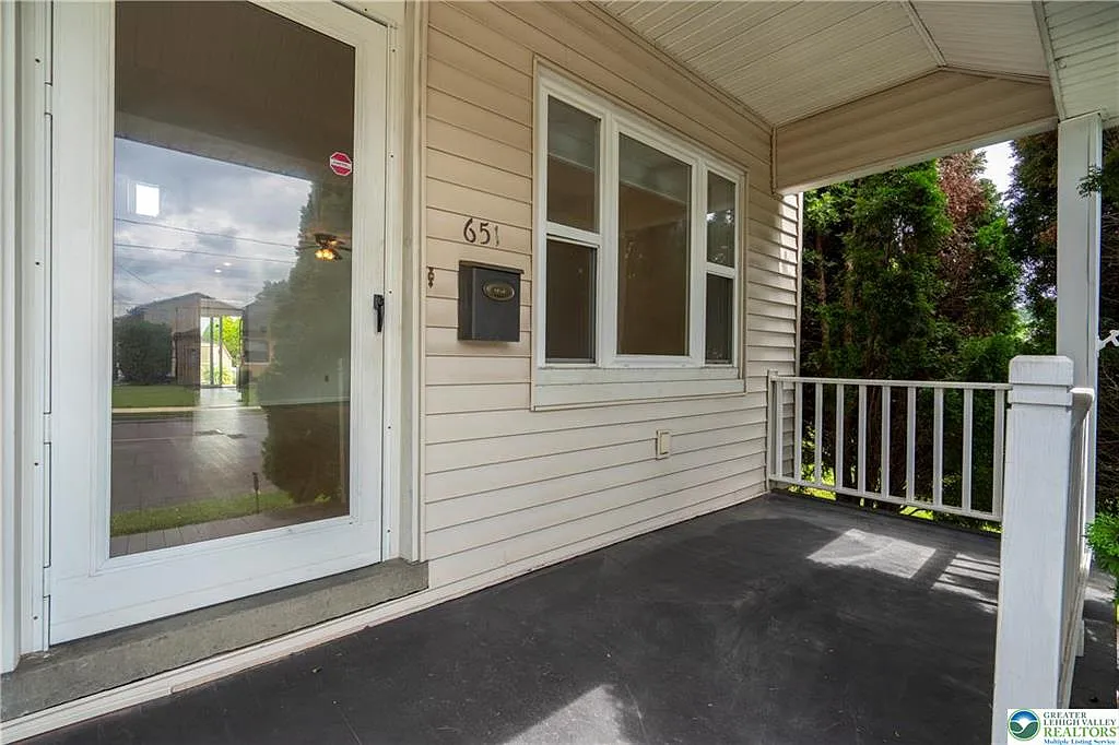 2 bed, 1.0 bath, 1044 sqft, $2,200 — Photo 3