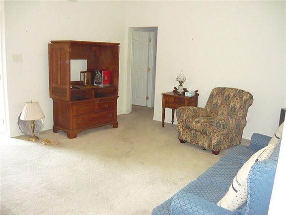 4th image of 302 Chaparral Dr