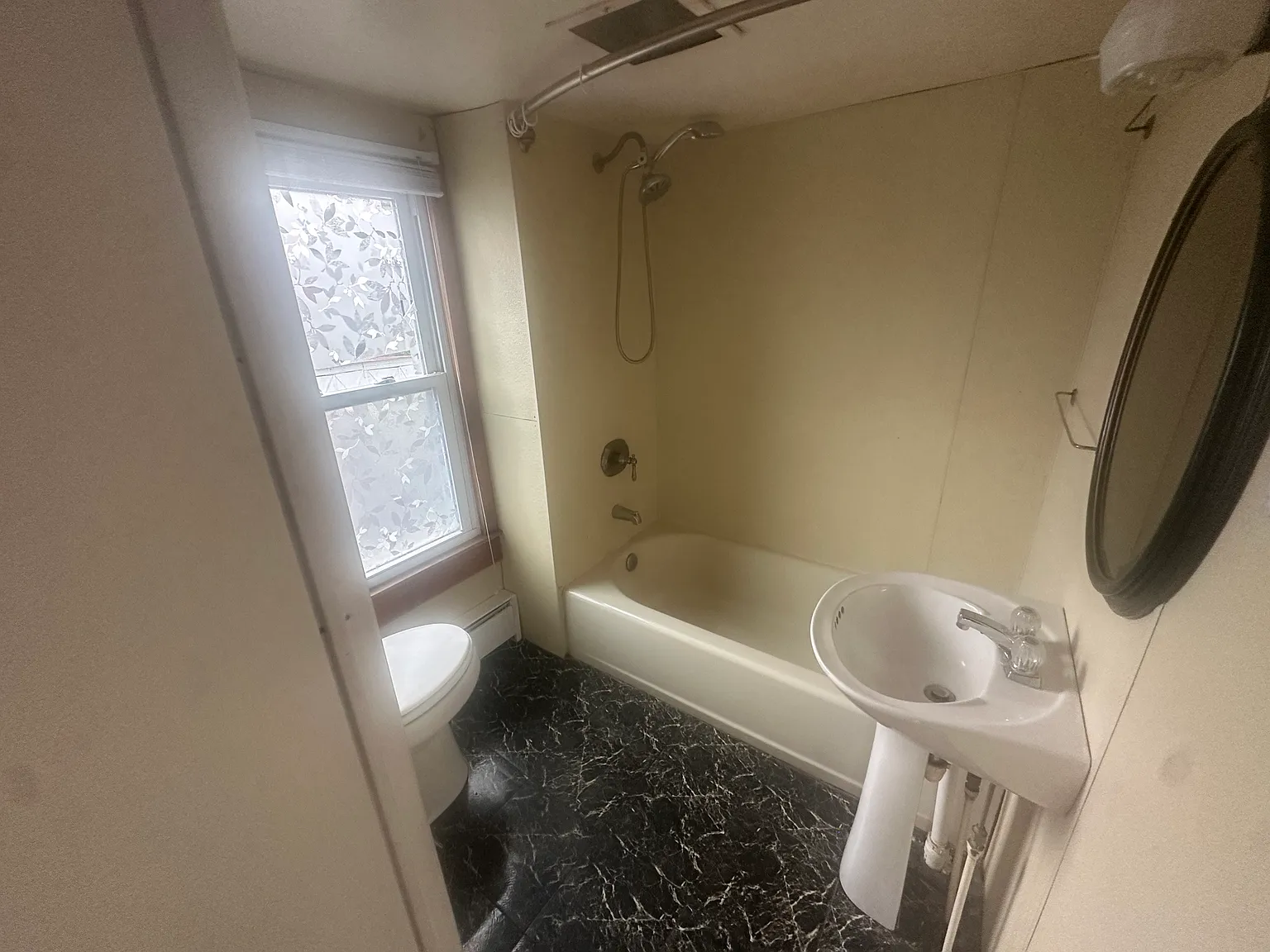 3 bed, 1.5 bath, 1400 sqft, $1,400 — Photo 4