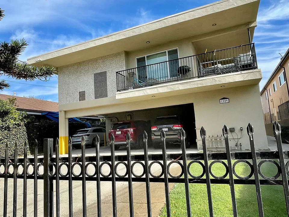 4 unit building
