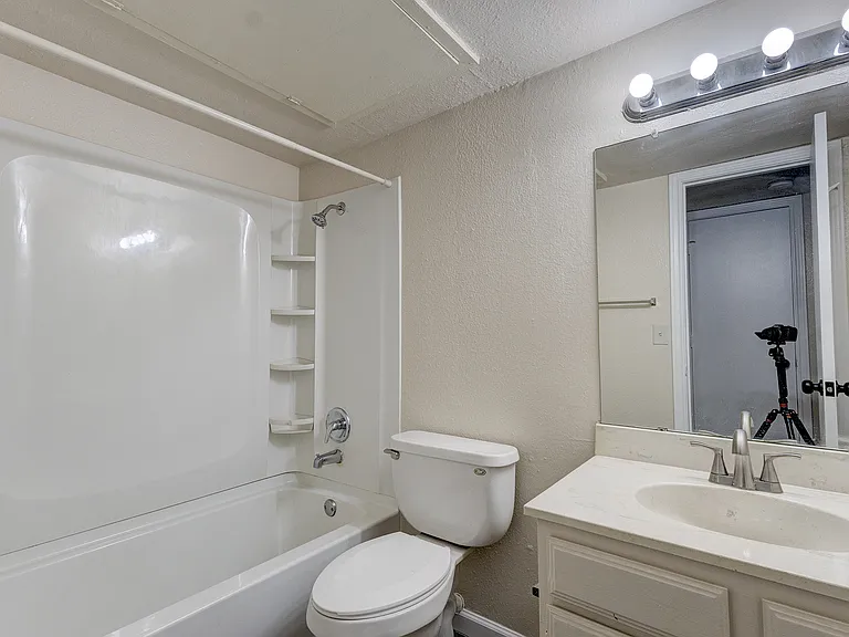 203 W Trinity St #C — Photo 10