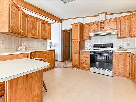 5th image of 818 Clover Ln