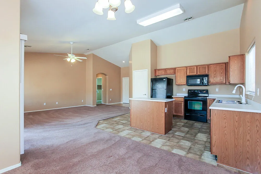 4 bed, 2.0 bath, 1798 sqft, $2,325 — Photo 3