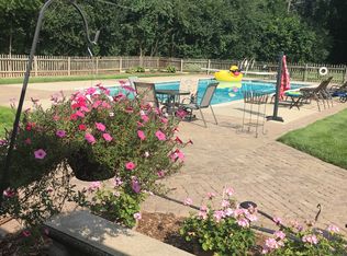 1227 Romney Rd, Bloomfield Hills, MI 48304