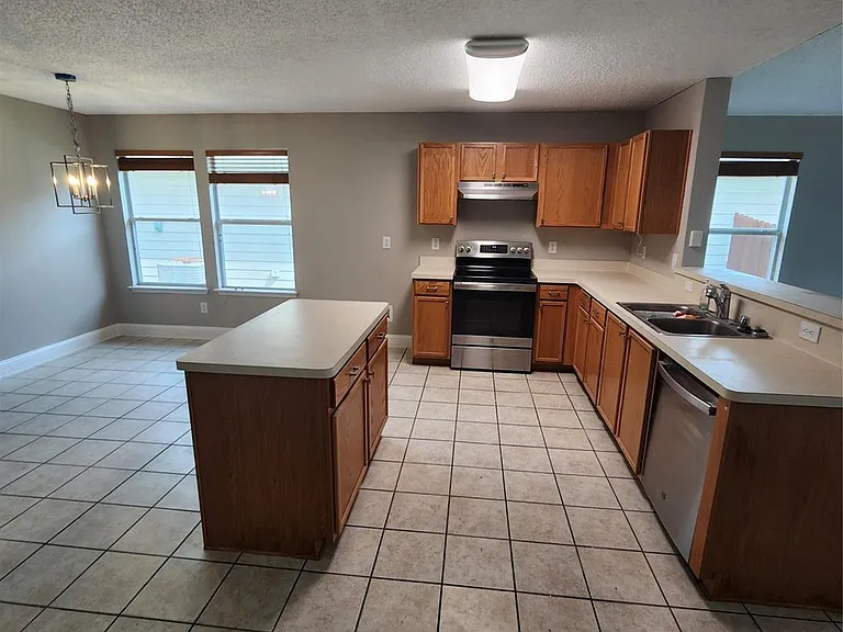 907 Live Oak Dr — Photo 4