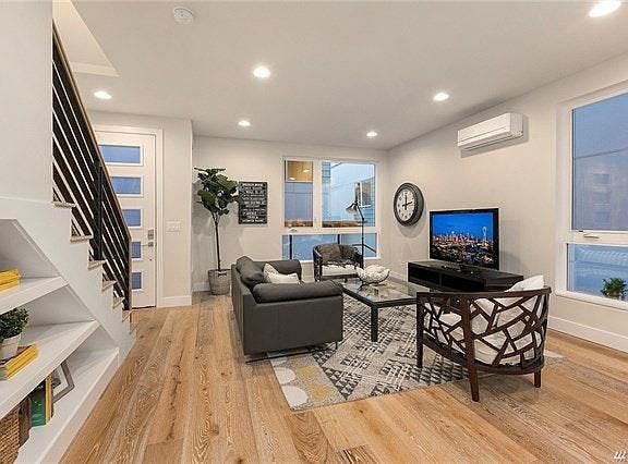 4th image of 2214A Franklin Ave E