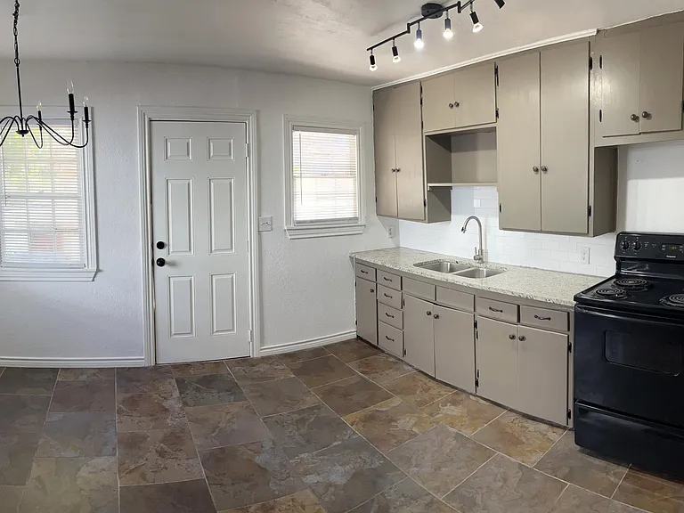 2602 N Shartel Ave — Photo 4