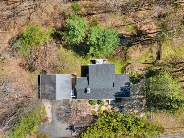 7 Lake Buel Rd, Great Barrington, MA 01230