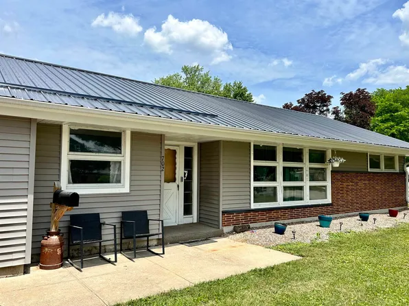 702 Iowa Ave, Decorah, IA 52101