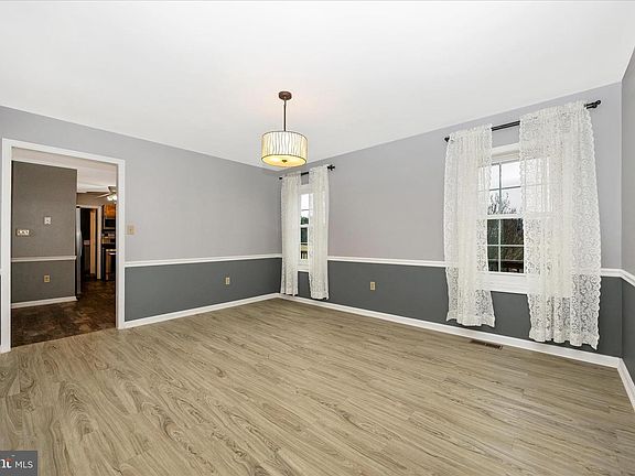 5th image of 1160 Marthas Ct E