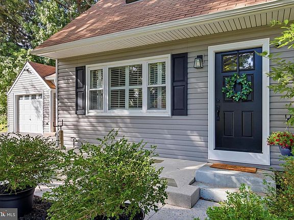 3rd image of 213 Seal Ln