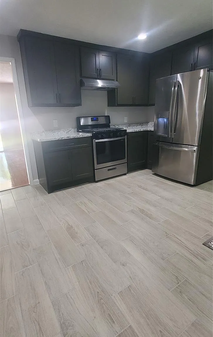 3 bed, 2.0 bath, 1412 sqft, $2,100 — Photo 2