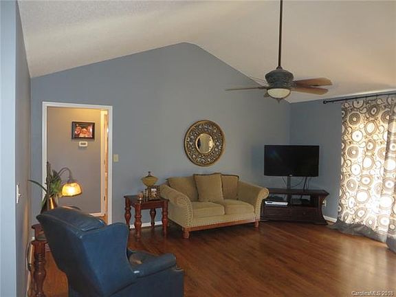 3rd image of 952 Royal Dr